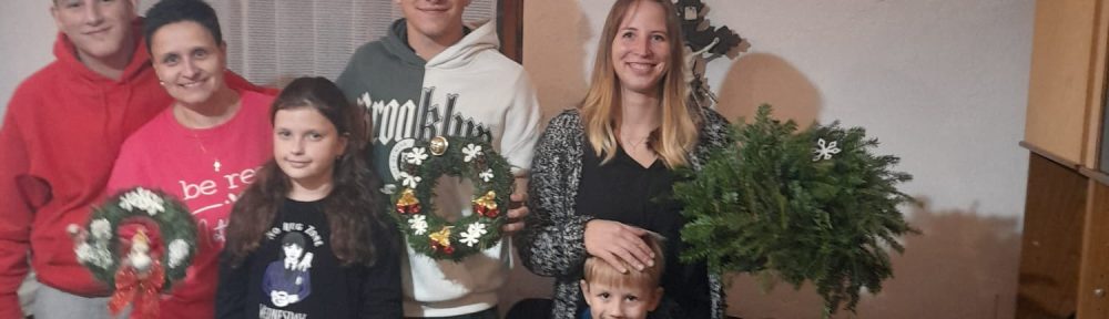 Pletení adventních věnců na faře (2025)